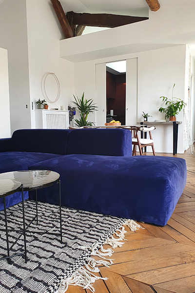 blue velvet sofa PYLLOW in spacious appartment